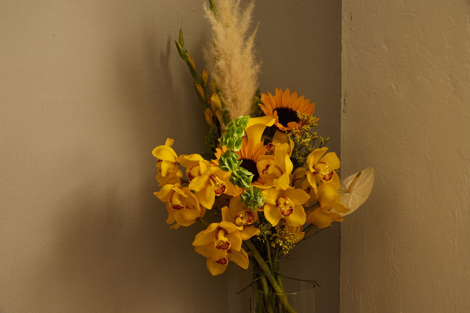 Gelber Blumenstrauß auf Holztisch, Life Coaching.