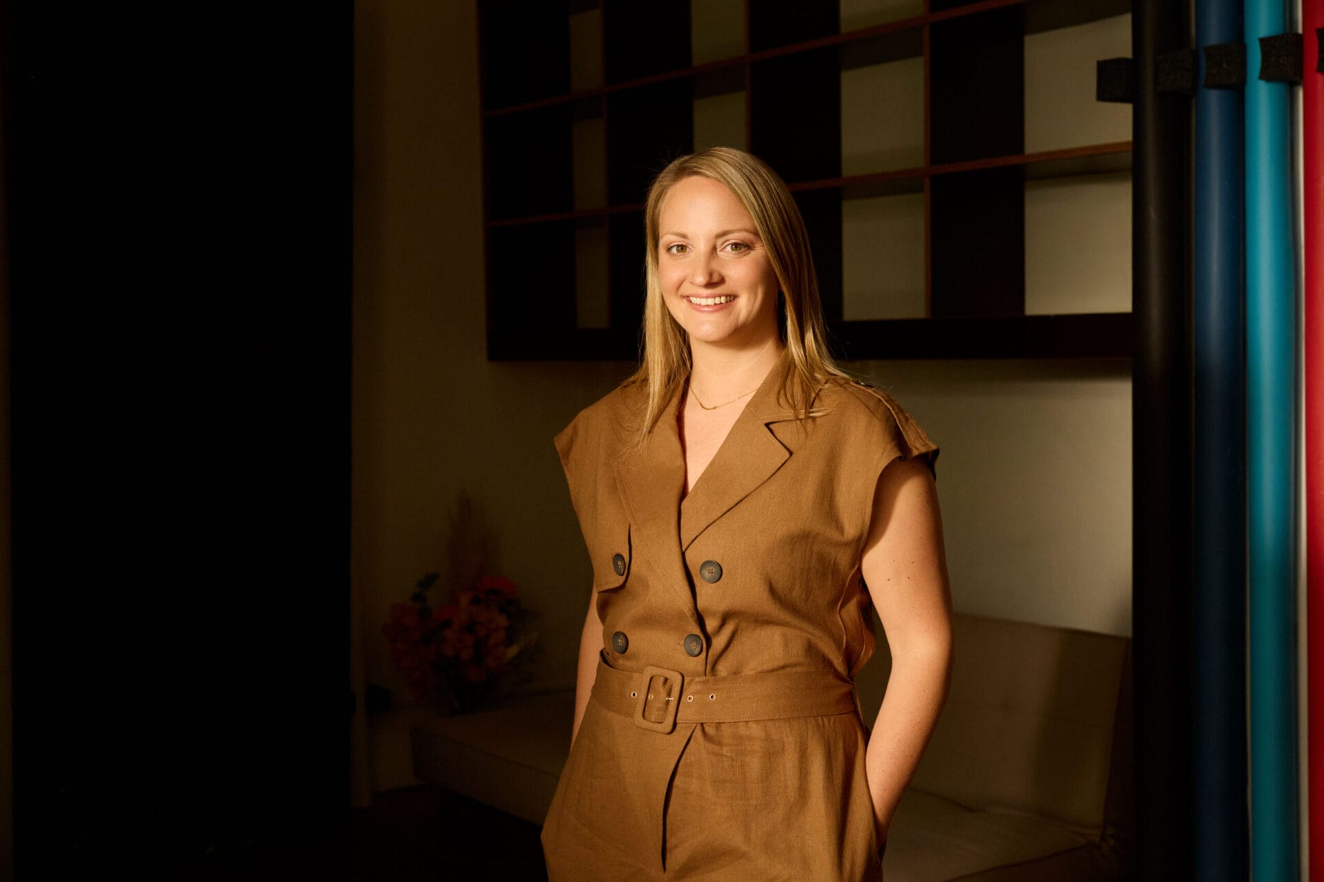 Julia Kleiber im braunen Outfit lächelt, Life Coaching.